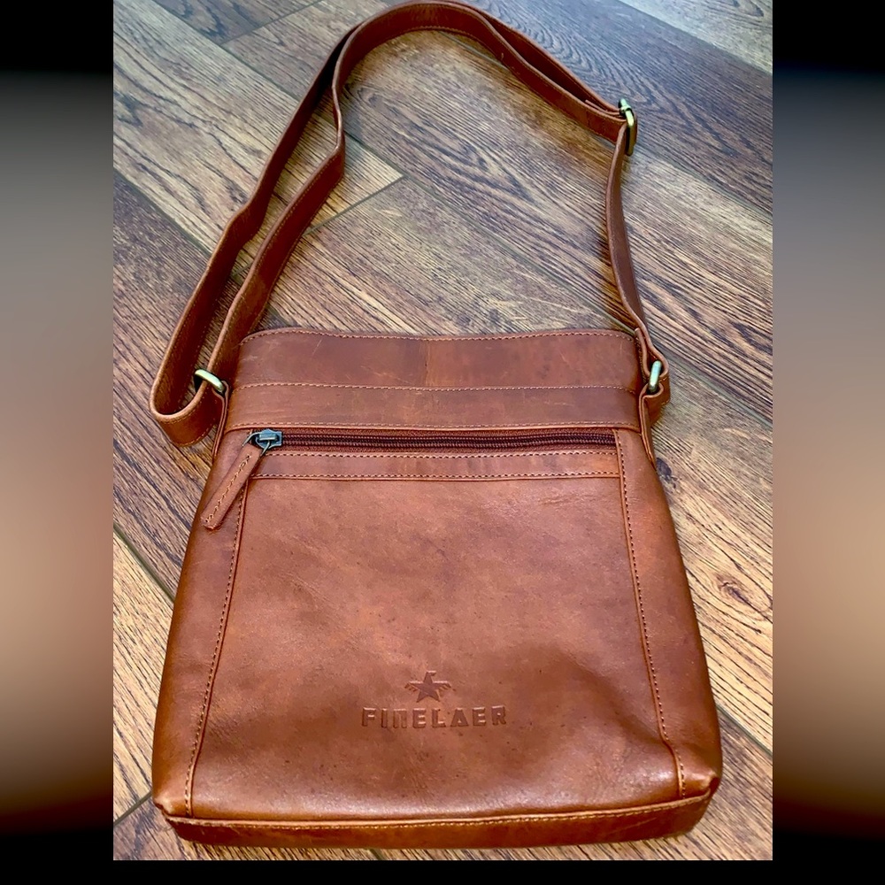FineLaer Leather Crossbody Purse: Quality Piece in Great Condition: